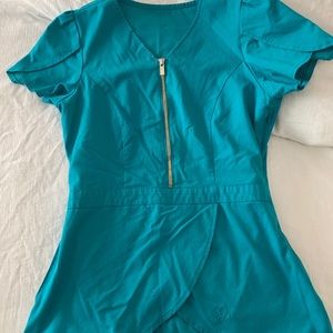 JAANUU Tulip scrub top